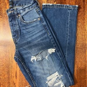 90’s Baggy distressed jeans. High rise jeans.